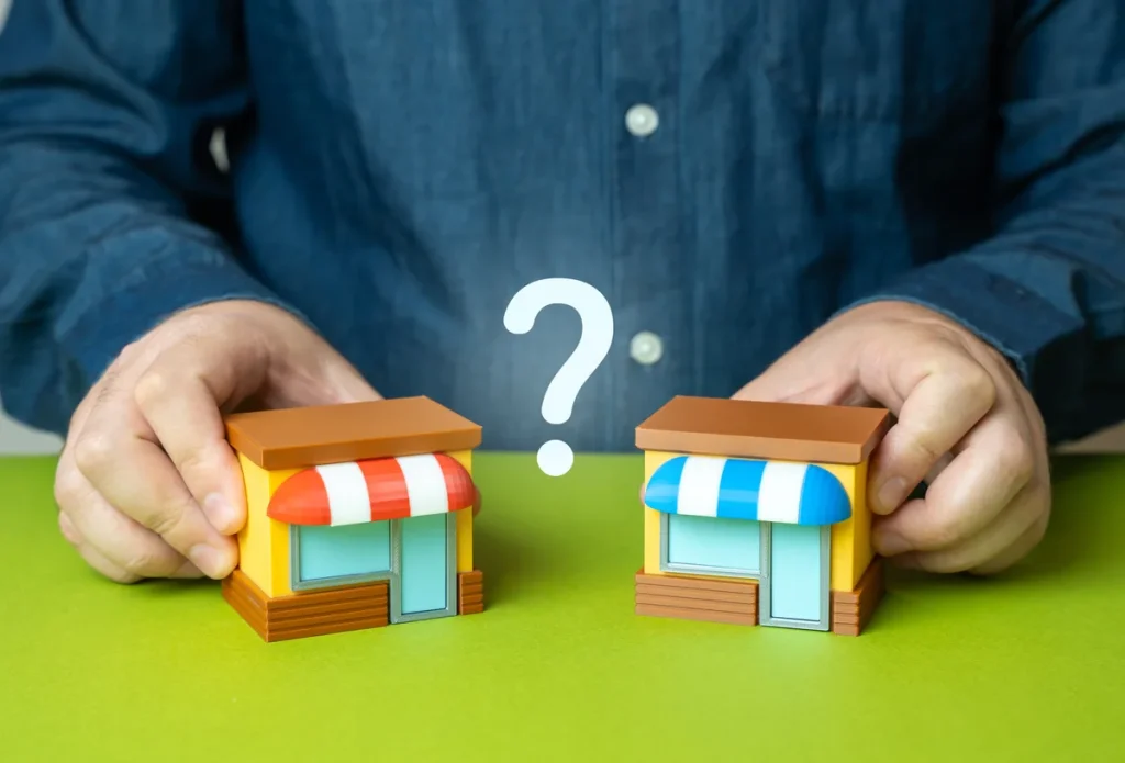 نمایش ماکت دو فروشگاه و یک علامت سوال بین آنها